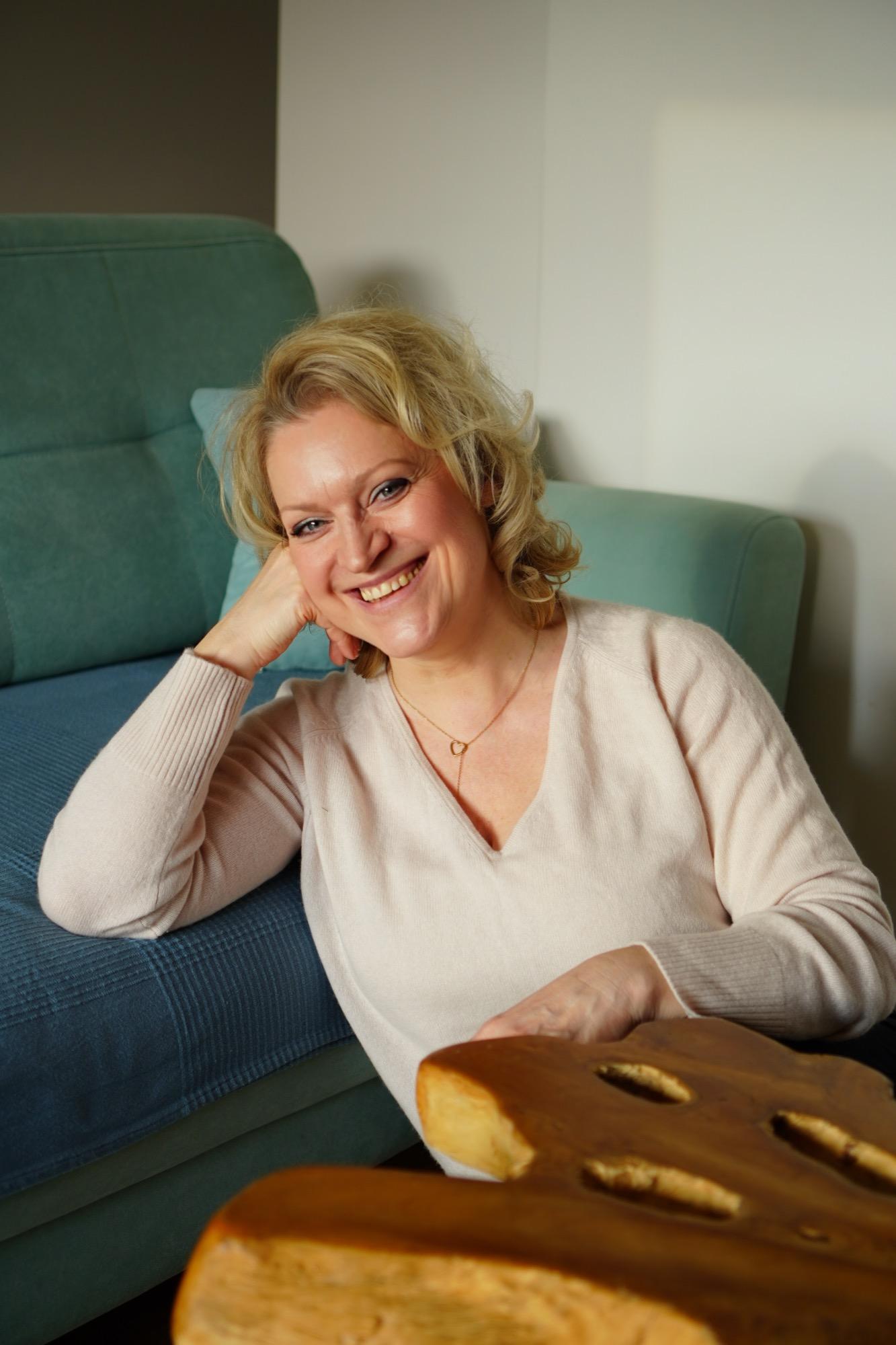 Joanna Macioł w domowym wnętrzu, kobieta która prowadzi sesje Kronik Akaszy i czyta Pole Akaszy