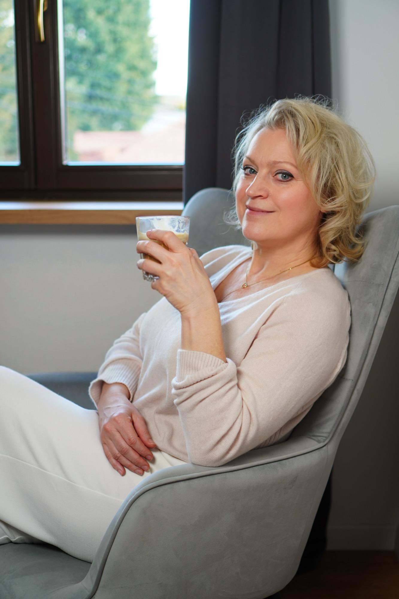 Joanna Macioł z szklanką wody w fotelu, edukatorka tematu wodoru molekularnego dla kobiet