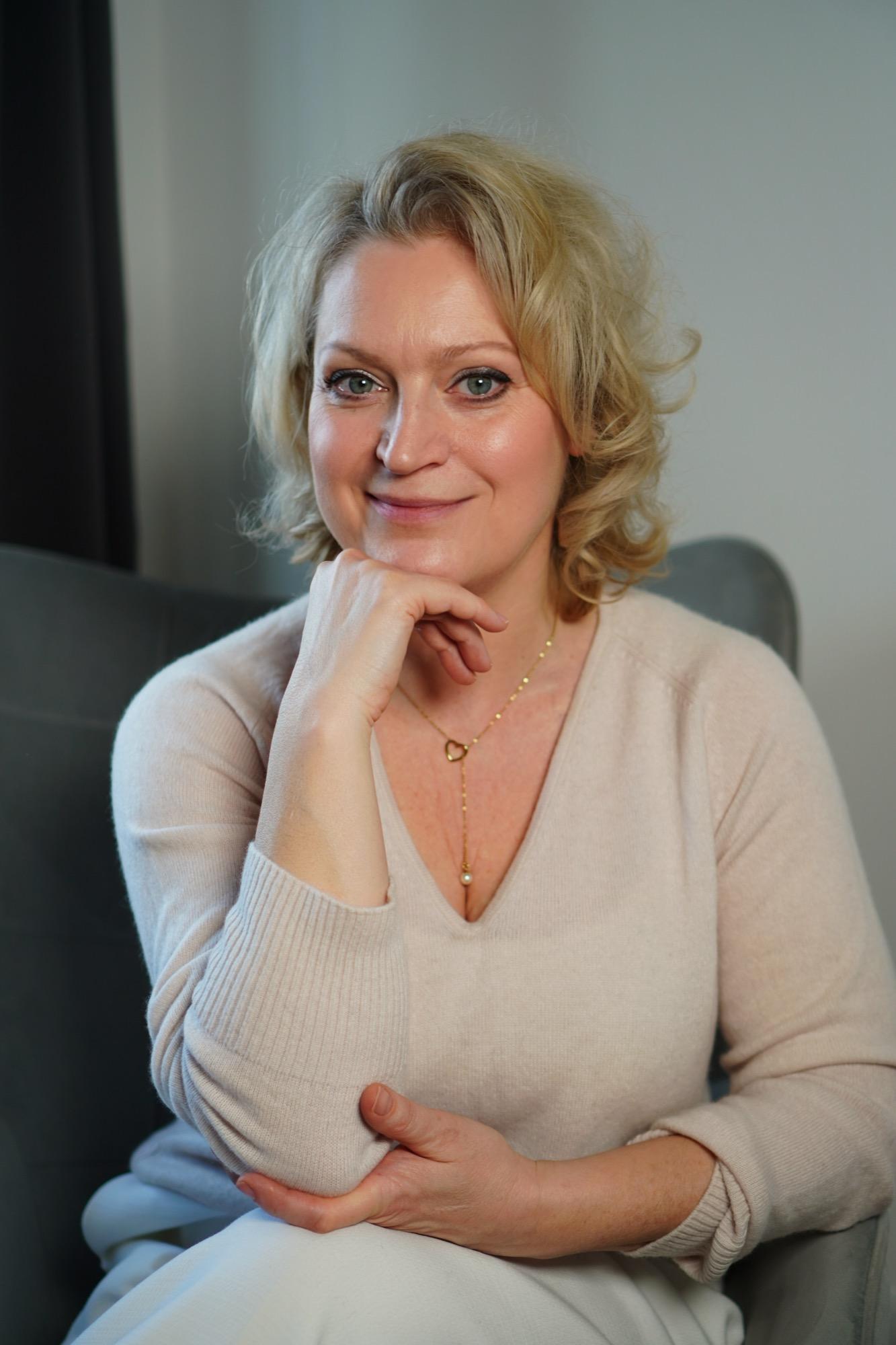 Joanna Macioł podczas sesji 1:1 pracy z umysłem, intymny portret w kremowym swetrze