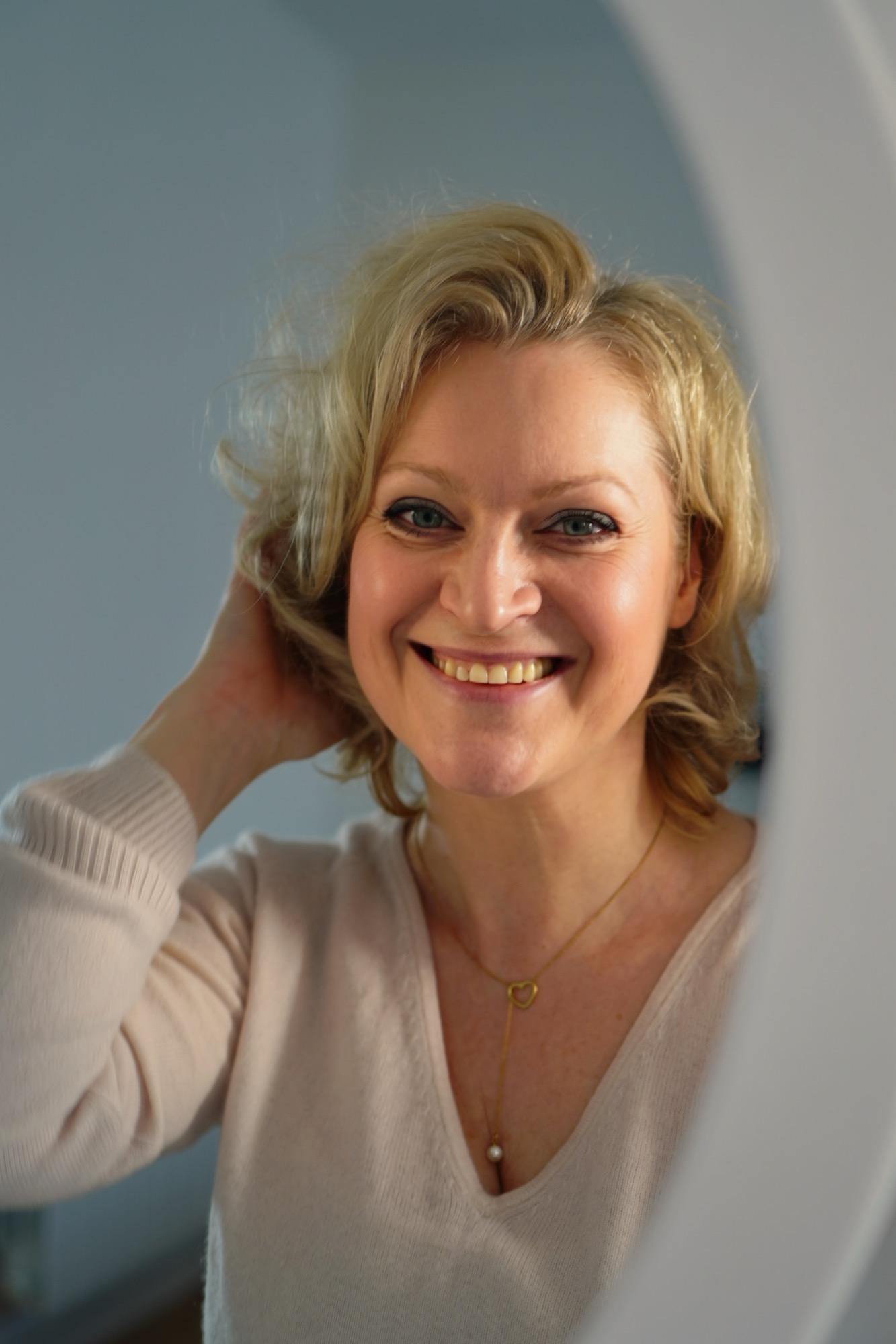 Joanna Macioł, portret, kobieta która budzi kobiety i prowadzi sesje pracy z umysłem oraz Kroniki Akaszy